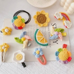 Set von 10 bunten gehäkelten Haarspangen für Kinder