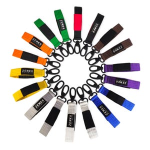 Llaveros de cinturón Zenko Mini Jiu Jitsu - Llavero de Jiu-Jitsu BJJ clasificado - Regalo de artes marciales - Colores de clasificación para adultos, jóvenes y niños