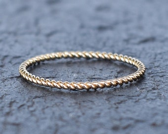 Anello impilabile Wili Twist, anello impilabile, anello minimalista, semplice fascia dorata, gioielli hawaiani, fatti a mano alle Hawaii con Aloha
