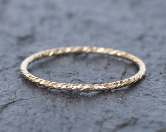 Anello impilabile Hulali Shimmer, anello impilabile, anello minimalista, semplice fascia dorata, gioielli hawaiani, fatti a mano alle Hawaii con Aloha