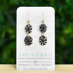 Könnte beinhalten: Schwarz-weiße Ohrringe mit goldfarbenen Haken, geformt wie stilisierte Blumen. Die Ohrringe werden auf einer weißen Karte mit dem Text "YAY HAWAII" und "Handmade in Hawaii with Aloha" präsentiert.