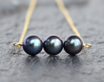 Delicado collar de perlas negras con tres perlas de 8 mm, joya minimalista popular para damas de honor, joyería hawaiana, hecho a mano en Hawái con Aloha.