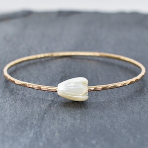 Perlmutt Pikake Armreif, Pikake Perlenschmuck, texturierter Gold gefüllter Armreif, Hochzeit, handgemacht in Hawaii mit Aloha