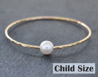 Pulsera de perlas blancas Keiki, brazalete para niña, brazalete para bebé, brazalete para niña de las flores, joyería de perlas, hawaiana, hecha a mano en Hawái con Aloha