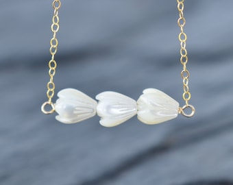 Collar de barra de nácar con triple pikake, delicado collar de flor de pikake, regalo de dama de honor, Día de la Madre, hecho a mano en Hawái con Aloha