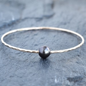 One Black Pearl Bangle with Grommet - Hammered Bangle Bracelet, Bridesmaid Bracelet, Handmade in Hawaii with Aloha