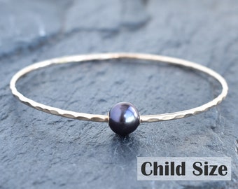 Brazalete de perla negra con ojal para niña - Brazalete martillado, brazalete de dama de honor, hecho a mano en Hawái con Aloha
