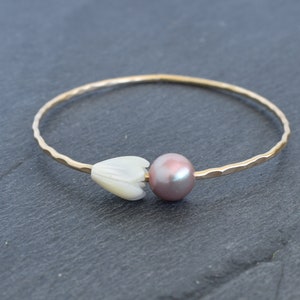 Lila Pink Edison Perle und Pikake Gold Armreif, Perlmutt Pikake, Hochzeit, Hawaii Schmuck, Handmade in Hawaii