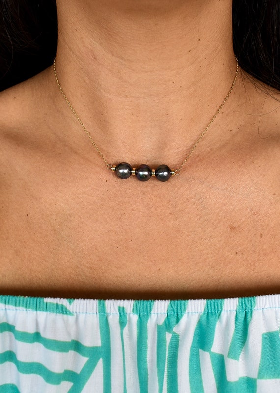 Black necklace with three pearls deals