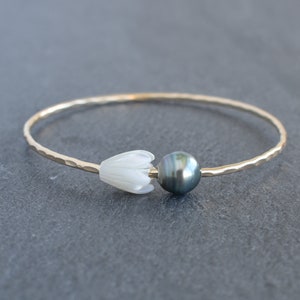 Circlé Tahiti Perle und Perlmutt Pikake Gold Armreif, Perlmutt Pikake, Hochzeit, Hawaii-Schmuck, handgefertigt in Hawaii