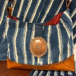 Vintage Kupfer Concho auf handgemachtem Textil aus Mali mit Zaumzeug