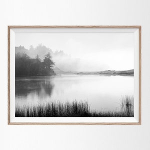 Nebliger See, Schwarzweißdrucke, Naturfotografie, Schwarzweißkunst, Landschaftsdrucke, Digitale Landschaft, See Poster