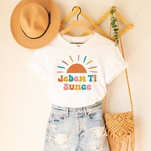 Jebem Ti Sunce Funny Balkan Women&#39;s Tee, Smijesna Bosanska Hrvatska Srpska Majica Poklon, Retro Cool Croatia Bosnia Serbia Language Tshirt