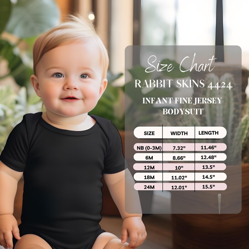 K&ouml;nnte beinhalten: Ein l&auml;chelndes Baby tr&auml;gt einen schwarzen Body. Eine Gr&ouml;&szlig;entabelle zeigt die Ma&szlig;e f&uuml;r den Rabbit Skins 4424 Infant Fine Jersey Body, mit Breiten von 18,59 cm bis 30,51 cm und L&auml;ngen von 29,11 cm bis 39,37 cm.
