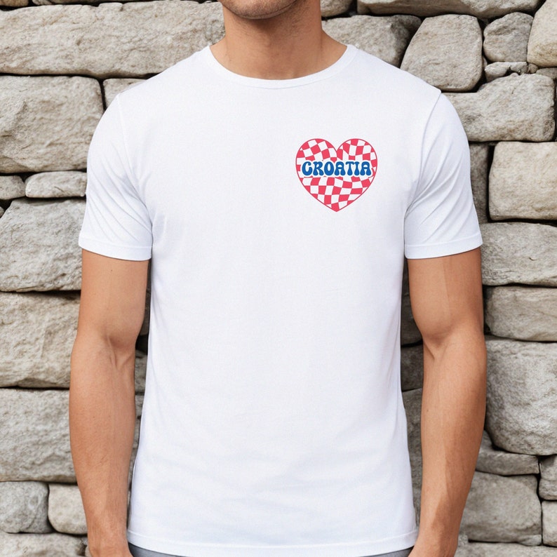 Puede incluir: Camiseta blanca con un coraz&oacute;n a cuadros rojo y blanco con la palabra "CROATIA" en letras azules.