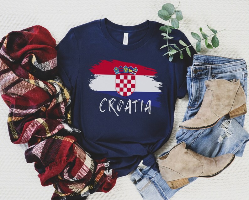 K&ouml;nnte beinhalten: Ein marineblaues T-Shirt mit einem kroatischen Flaggen-Design in Wei&szlig;, Rot und Blau und dem Wort "CROATIA" in wei&szlig;er Schrift.