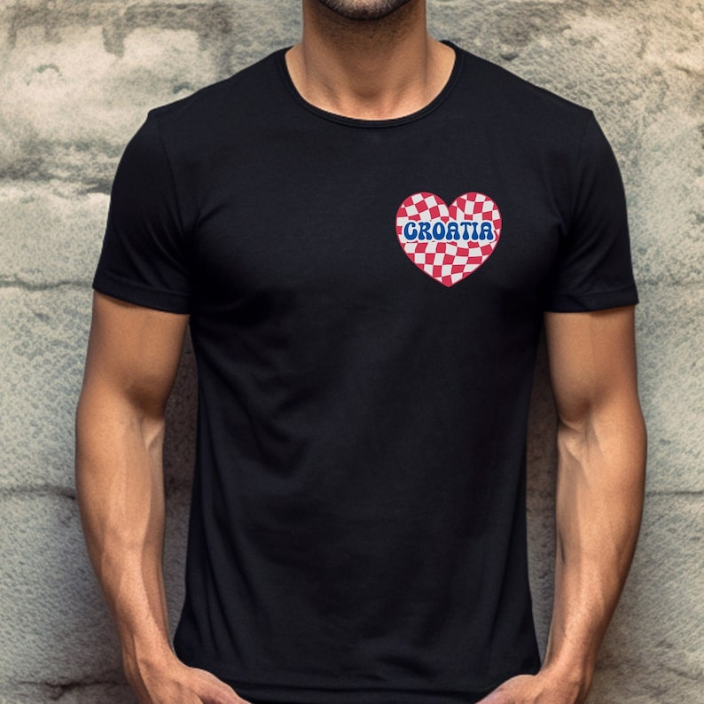Puede incluir: Camiseta negra con un coraz&oacute;n a cuadros rojo y blanco que dice "CROATIA" en letras azules.