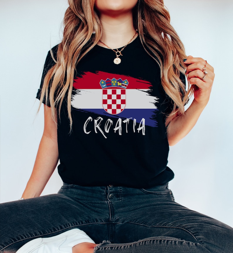 K&ouml;nnte beinhalten: Schwarzes T-Shirt mit einer wei&szlig; bemalten kroatischen Flagge und dem Wort "CROATIA" in wei&szlig;er Schrift.