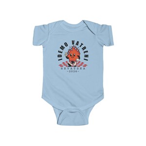Idemo Vatreni Cartoon Fire Body para bebé, camiseta de fútbol de Croacia 2026, Hrvatska Nogomet Beba Majica Light Blue