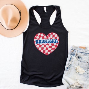 Op de afbeelding: Zwart tanktop met een rood-wit geruit hartontwerp en het woord "HRVATSKA" in blauwe letters.