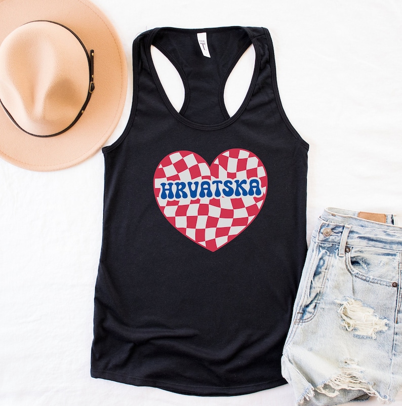 Op de afbeelding: Zwart tanktop met een rood-wit geruit hartontwerp en het woord "HRVATSKA" in blauwe letters.