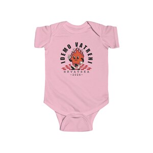 Idemo Vatreni Cartoon Fire Body para bebé, camiseta de fútbol de Croacia 2026, Hrvatska Nogomet Beba Majica Pink