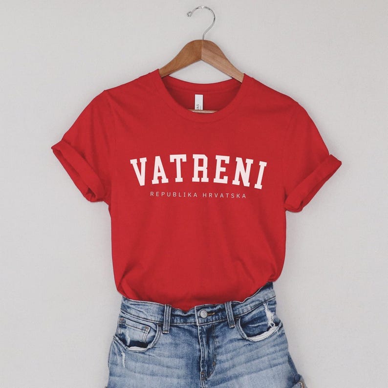 K&ouml;nnte beinhalten: Rotes T-Shirt mit wei&szlig;em Text, der "VATRENI REPUBLIKA HRVATSKA" lautet.