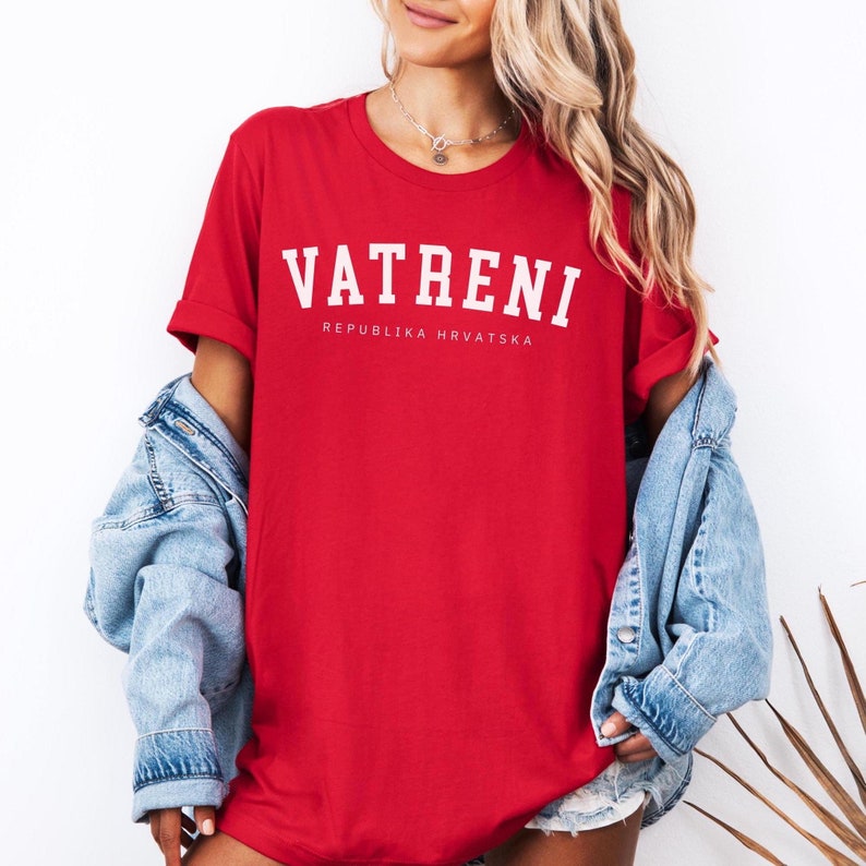 K&ouml;nnte beinhalten: Rotes T-Shirt mit wei&szlig;em Text, der "VATRENI REPUBLIKA HRVATSKA" lautet.