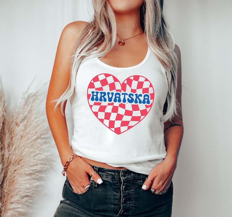 Op de afbeelding: Wit tanktop met een rood-wit geruit hartontwerp. Het hart heeft het woord "HRVATSKA" in blauwe letters.
