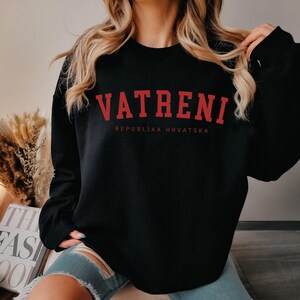Pu&ograve; includere: Felpa nera con scritta rossa "VATRENI REPUBLIKA HRVATSKA".