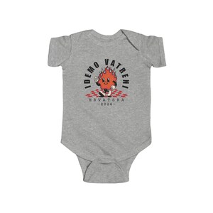 Idemo Vatreni Cartoon Fire Body para bebé, camiseta de fútbol de Croacia 2026, Hrvatska Nogomet Beba Majica Heather