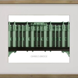 Op de afbeelding: Een groen gebouw met veel ramen en een bruin dak. Het gebouw is gelabeld "Gimbel's Bridge".