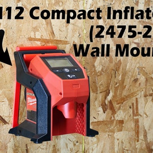 Peut inclure: Un gonfleur compact Milwaukee M12 (2475-20) rouge et noir monté au mur. Le gonfleur est doté d'un écran numérique et d'un raccord de tuyau.