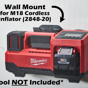 Peut inclure: Un support mural rouge et noir pour un gonfleur sans fil Milwaukee M18. Le support a une fente pour le gonfleur et un espace pour une batterie. Le texte "Wall Mount for M18 Cordless Inflator (2848-20)" est imprimé sur le mur derrière le support. Le texte "*Tool NOT Included*" est imprimé sous le support.