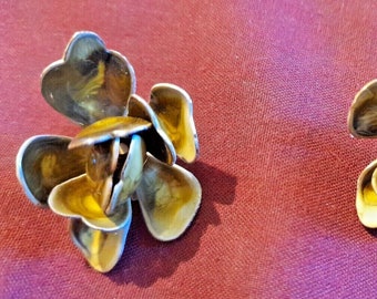 Vintage handgemaakte bronzen en gouden Swirl emaille bloem clip-on 1 inch oorbellen