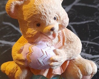 Vintage 1995 Teddy Babies april-beeldje paasei mini miniatuur maandbeer