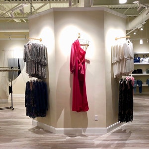 Face out wall clothing rod retail display image 1