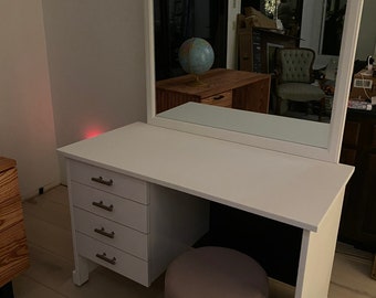 Makeup vanity