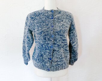 60er Jahre Fuzzy Mohair Space Dye Blau und Weiß Hand gestrickte Strickjacke | S/M/L