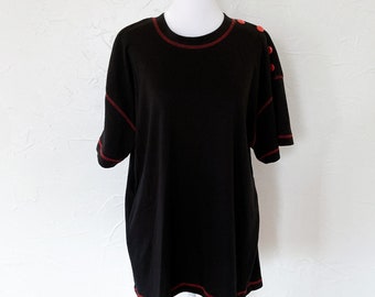 90s Two Toned Black and Red T-Shirt with Red Stitching and Buttons | Extra Large/1X