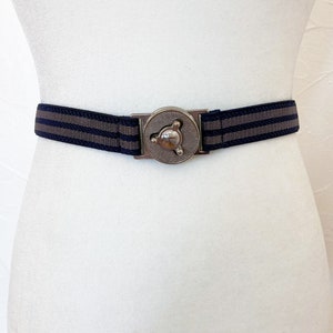 70s Dehnbarer maritimer Gürtel mit Streifen in Marineblau und Grau mit silberfarbener Schnalle