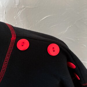 90s Two Toned Black and Red T-Shirt with Red Stitching and Buttons Extra Large/1X image 5