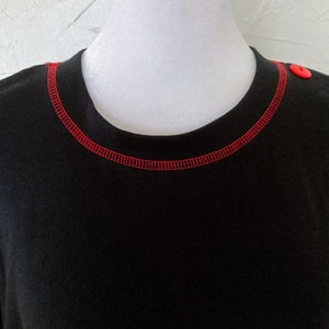 90s Two Toned Black and Red T-Shirt with Red Stitching and Buttons Extra Large/1X image 3