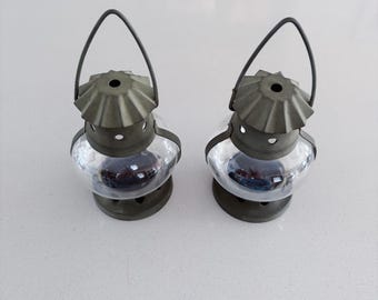 Par de faroles votivos colgantes antiguos de cristal y metal verde para exteriores, ideales para velas pequeñas.