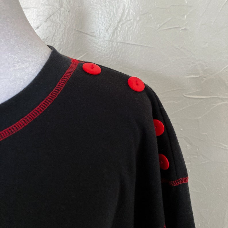 90s Two Toned Black and Red T-Shirt with Red Stitching and Buttons Extra Large/1X image 4
