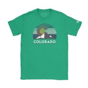 Colorado Flag Rocky Mountain T-Shirt! Ideal for Camping, Hiking & MTB. Experience the Rockies with this Premium Tee for Outdoor Enthusiasts