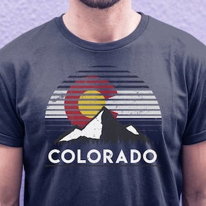 Colorado Flag Rocky Mountain T-Shirt! Ideal for Camping, Hiking & MTB. Experience the Rockies with this Premium Tee for Outdoor Enthusiasts