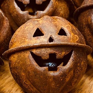 Cloches rouillées vintage d&#39;Halloween (lot de 5).