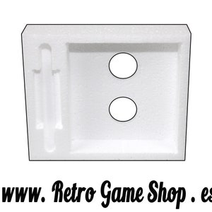 以下が含まれることがあります： 白い発泡スチロール製の包装で、円形の切り抜きが2つと長方形の切り抜きが1つあります。この包装は、ビデオゲームカートリッジを入れるために設計されています。