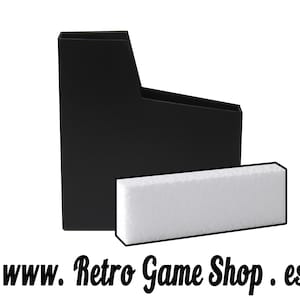 Könnte beinhalten: Ein schwarzes Plastik-Videospiel-Kartuschengehäuse mit einem weißen Plastikeinsatz. Das Gehäuse ist für eine Standard-NES-Spielkassette ausgelegt. Der Text "www.Retro Game Shop.es" ist unten im Bild gedruckt.